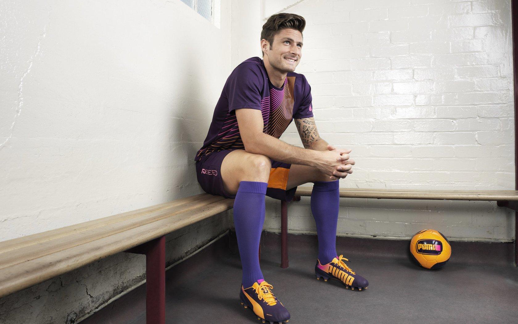 慈善之夜星光熠熠!卡里乌斯妻子与传奇巴乔同框引热议