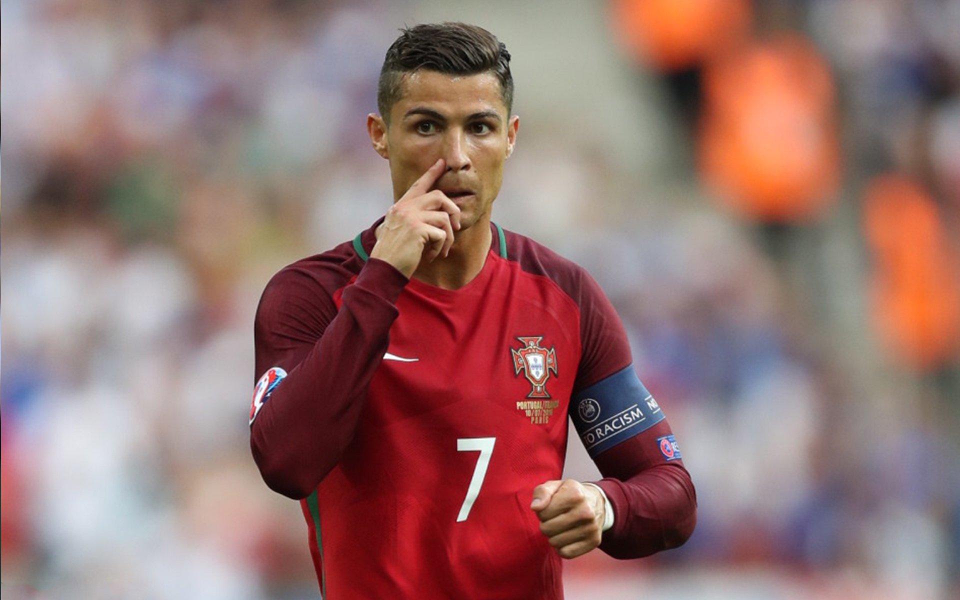 青春风暴铸就传奇一夜！宽萨社媒晒欧联捧杯照引爆足坛，我们是欧洲冠军！